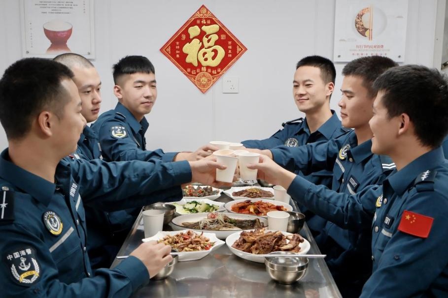 春节期间，中国海警值守南海黄岩岛海域