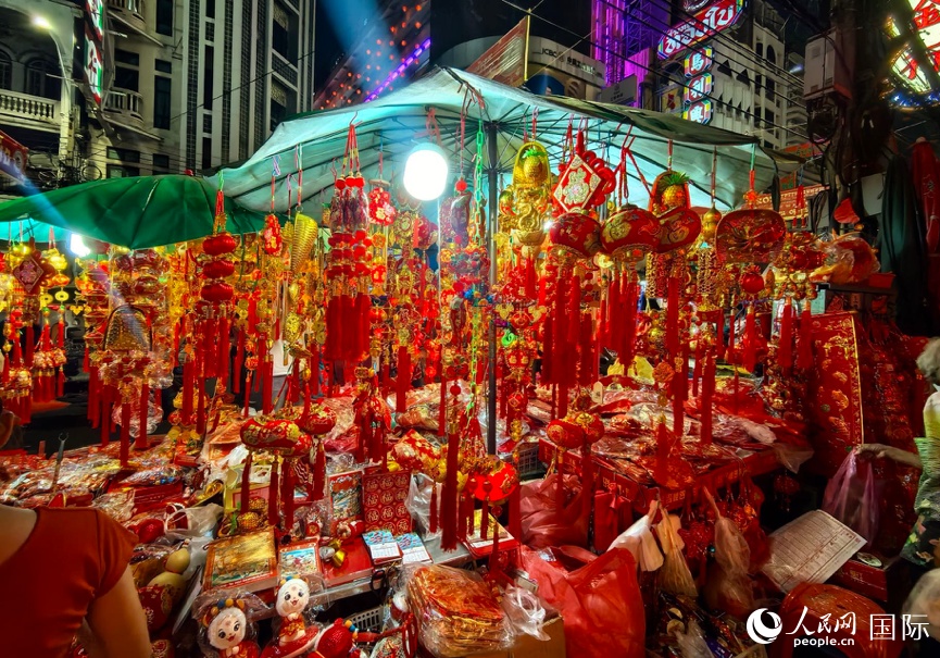 曼谷唐人街上购年货 花灯送福年味别样浓 曼谷唐人街上购年货 花灯送福年味别样浓
