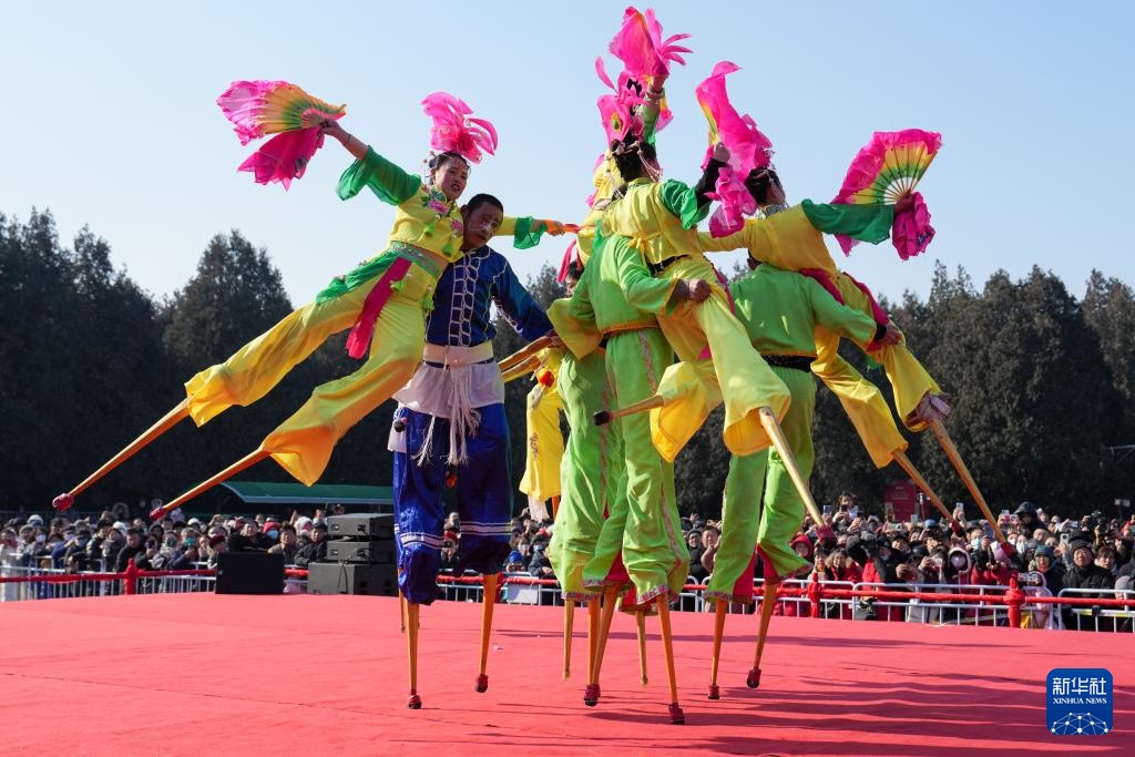 北京：初一逛地坛 欢喜过大年