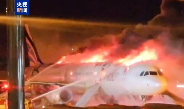 突发，一客机起火！载有176人