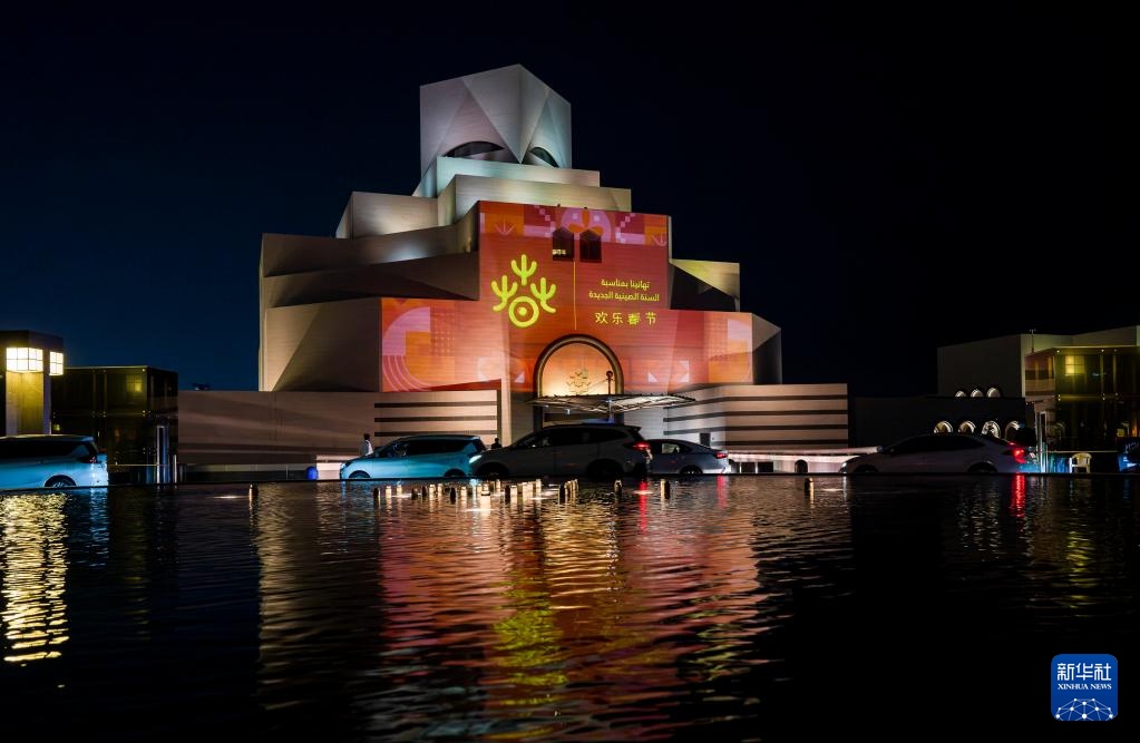 世界多地点亮“中国红” 世界多地点亮“中国红”