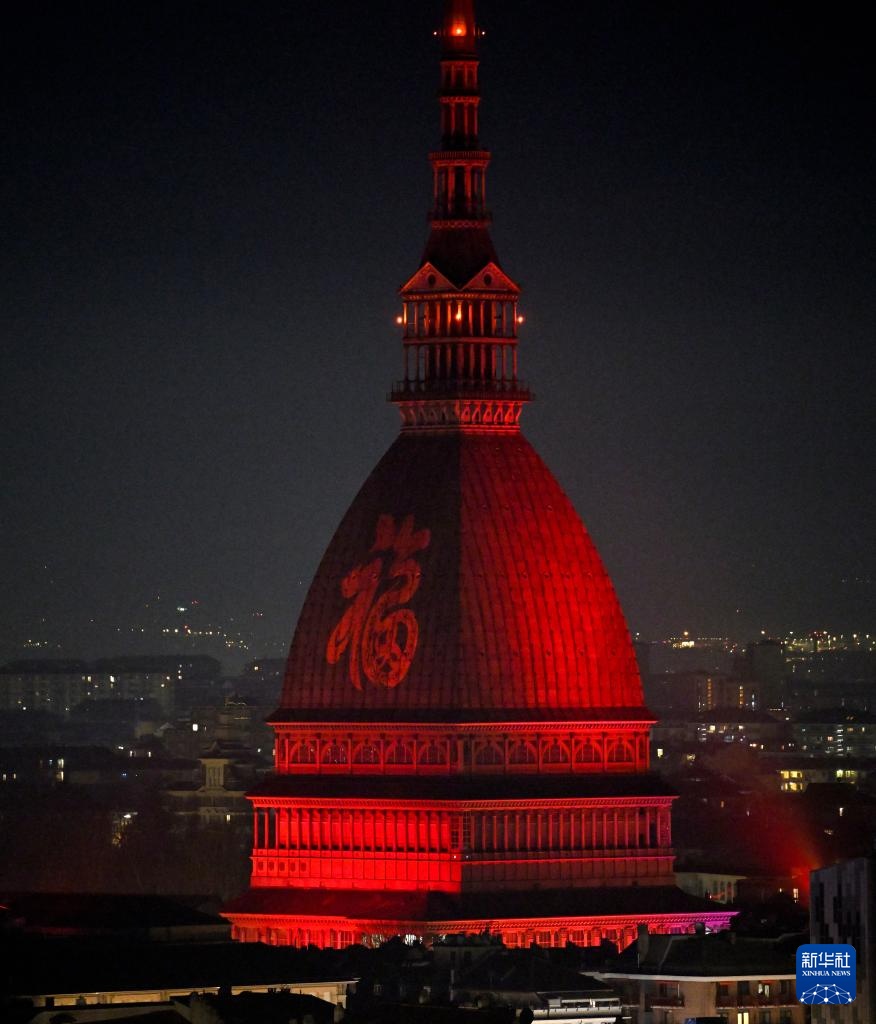 世界多地点亮“中国红” 世界多地点亮“中国红”