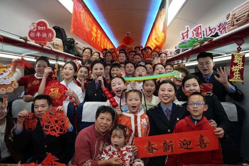 新春走基层|从绿皮车到复兴号 “列车春晚”记录铁路发展 新春走基层|从绿皮车到复兴号 “列车春晚”记录铁路发展