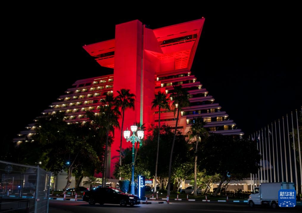 世界多地点亮“中国红” 世界多地点亮“中国红”