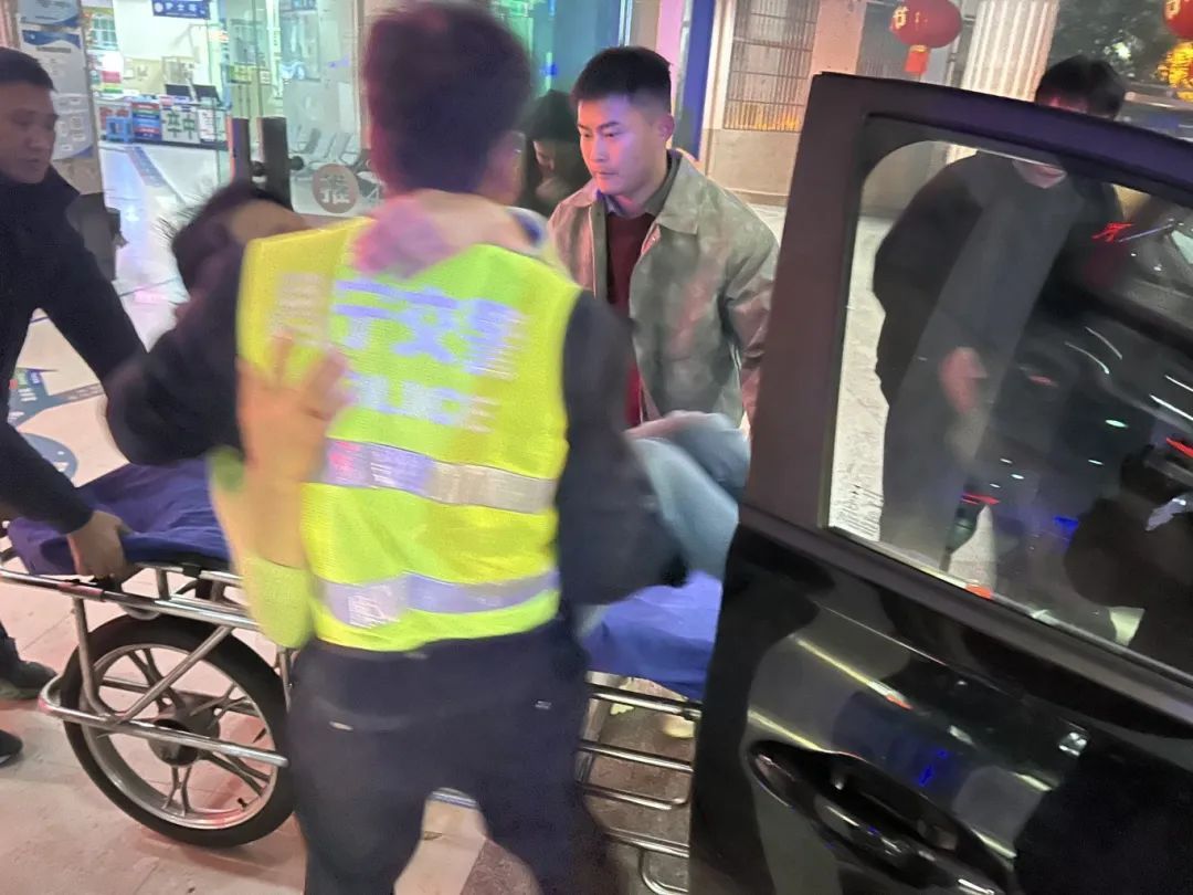 除夕夜，保山交警“狂飙”4分钟为病人开道