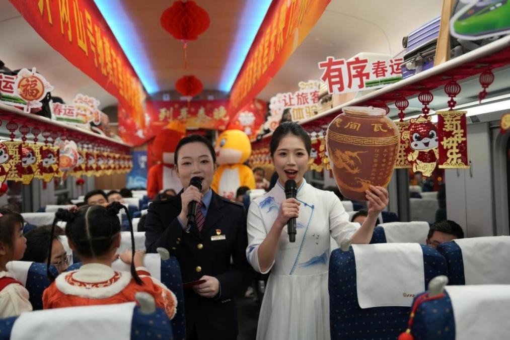 新春走基层|从绿皮车到复兴号 “列车春晚”记录铁路发展 新春走基层|从绿皮车到复兴号 “列车春晚”记录铁路发展