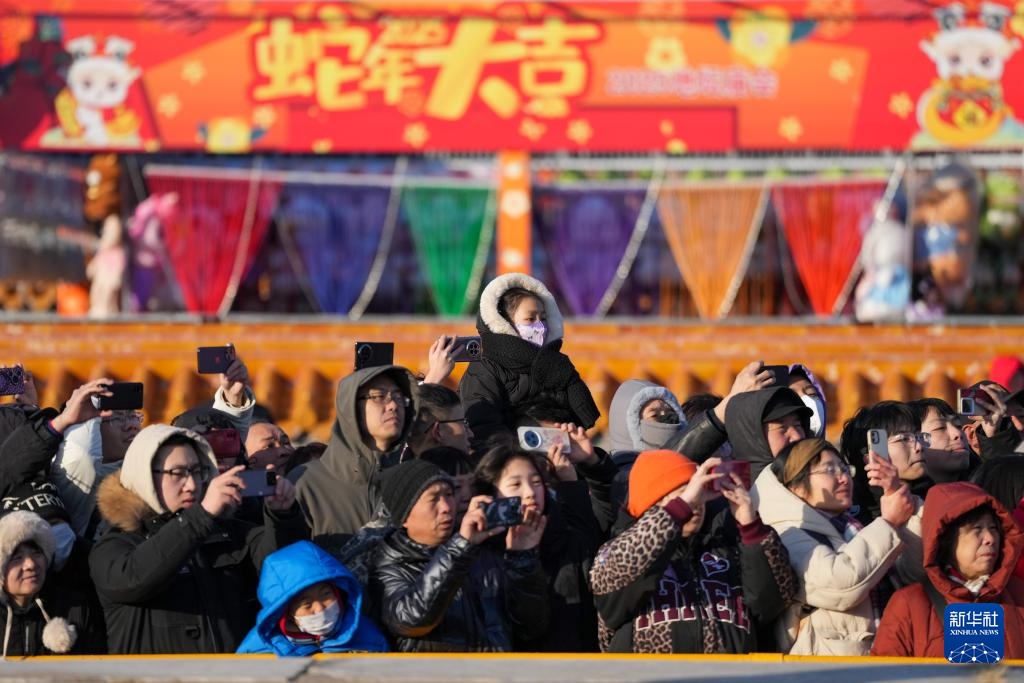 北京：初一逛地坛 欢喜过大年