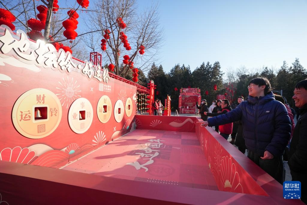 北京：初一逛地坛 欢喜过大年
