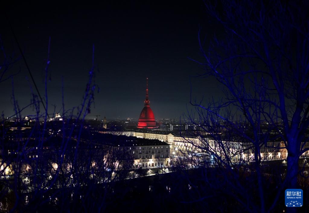 世界多地点亮“中国红” 世界多地点亮“中国红”