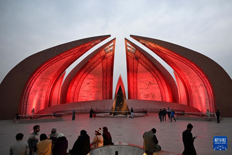 世界多地点亮“中国红” 世界多地点亮“中国红”