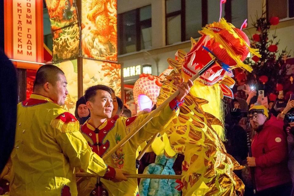 全世界都在过中国年，外国人被春晚机器人扭秧歌震撼到了