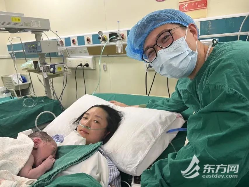 可爱的“小蛇”诞生啦！伴着新春钟声，“蛇妈妈”带“蛇宝宝”来拜年