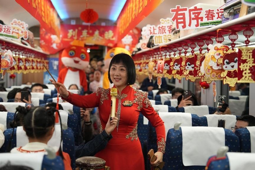 新春走基层|从绿皮车到复兴号 “列车春晚”记录铁路发展 新春走基层|从绿皮车到复兴号 “列车春晚”记录铁路发展