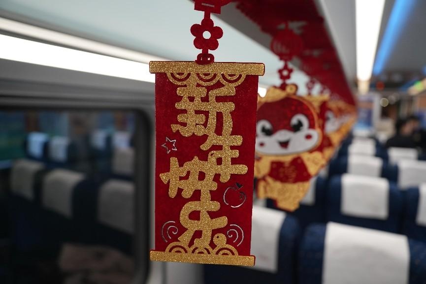 新春走基层|从绿皮车到复兴号 “列车春晚”记录铁路发展 新春走基层|从绿皮车到复兴号 “列车春晚”记录铁路发展