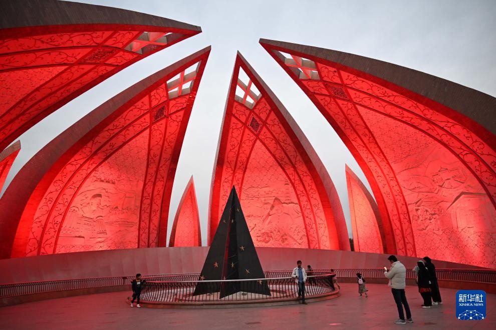 世界多地点亮“中国红” 世界多地点亮“中国红”