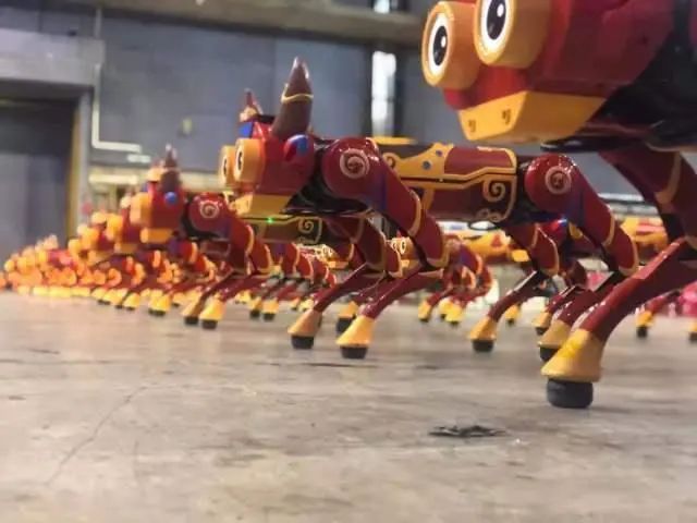 机器人春晚扭秧歌排练近3个月，为什么不给它们穿裤子？独家揭秘