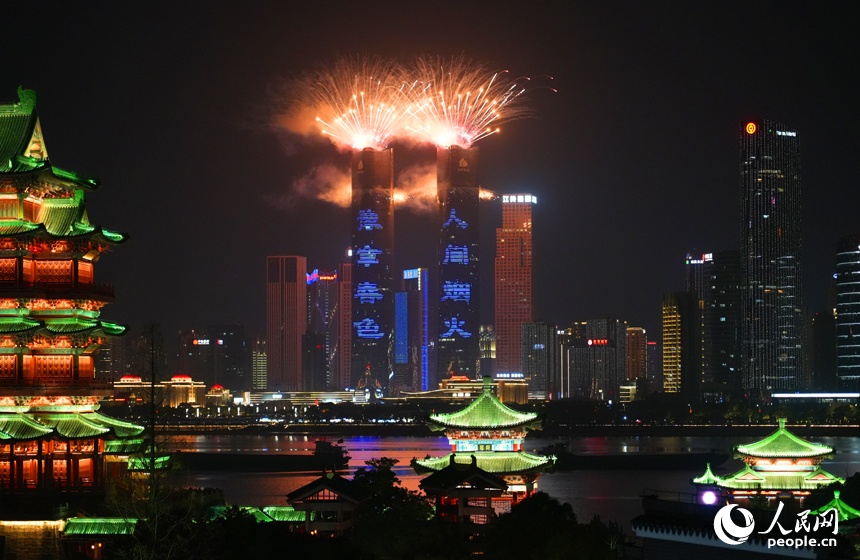 新春走基层丨江西南昌：绚丽烟花迎新春