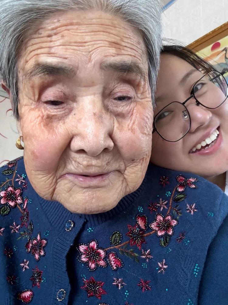 89岁奶奶通过监视器口述出一本家书，孙女：完成爷爷遗愿