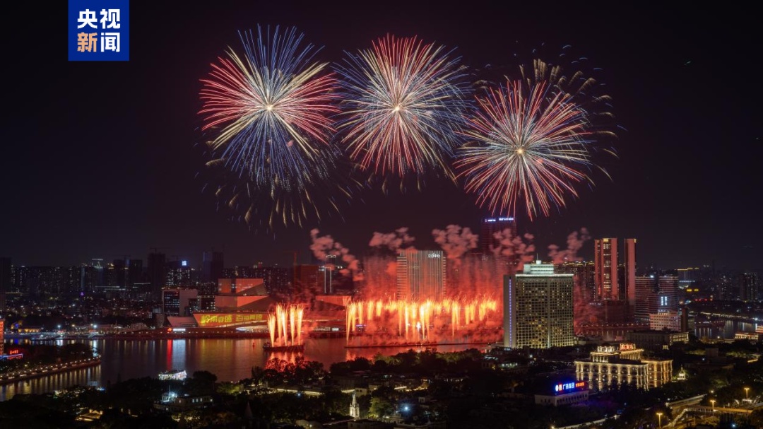 靓爆镜!广州烟花汇演高清大图看不够 靓爆镜!广州烟花汇演高清大图看不够