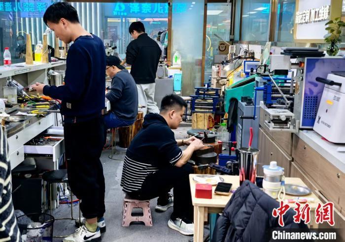 年轻人爱上“打金” 有店铺要排队5小时