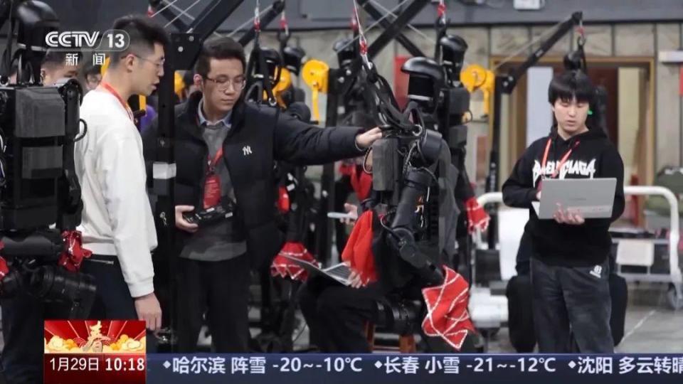 冲上热搜！网友：“咱奶”怎么不穿裤子