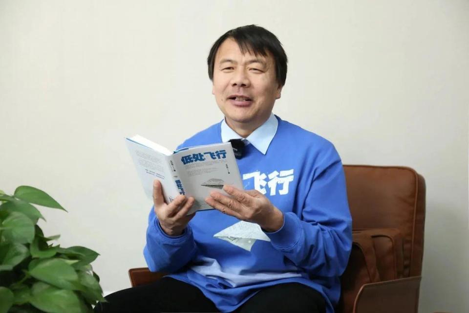 给王菲报幕前，登台央视春晚的外卖诗人王计兵写了一首诗