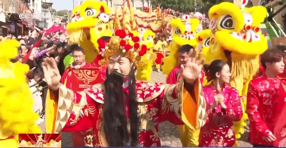 金龙巡游贺新春 澳门居民游客共庆春节