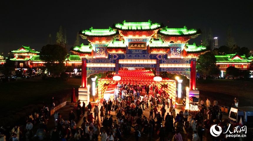 新春走基层丨江西南昌：绚丽烟花迎新春