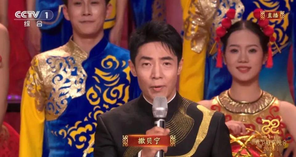 冲上热搜！网友：“咱奶”怎么不穿裤子
