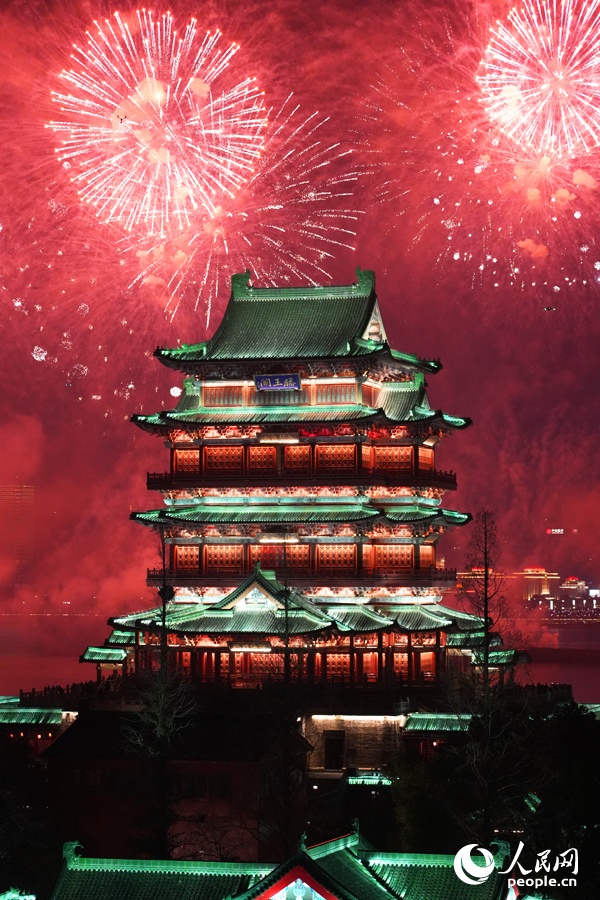 新春走基层丨江西南昌：绚丽烟花迎新春