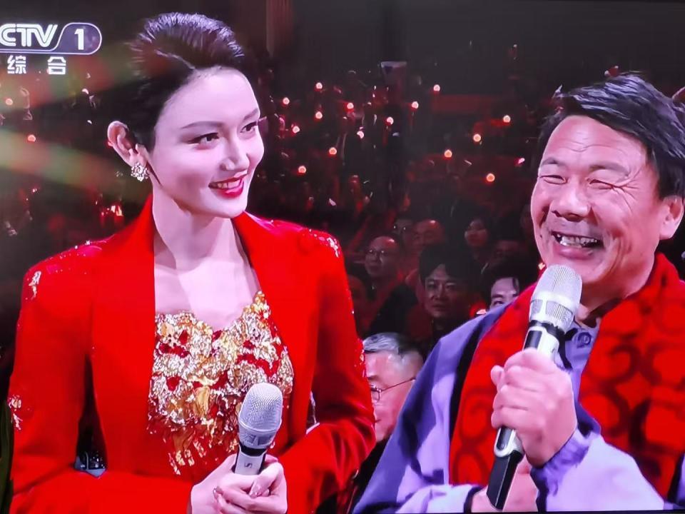 给王菲报幕前，登台央视春晚的外卖诗人王计兵写了一首诗