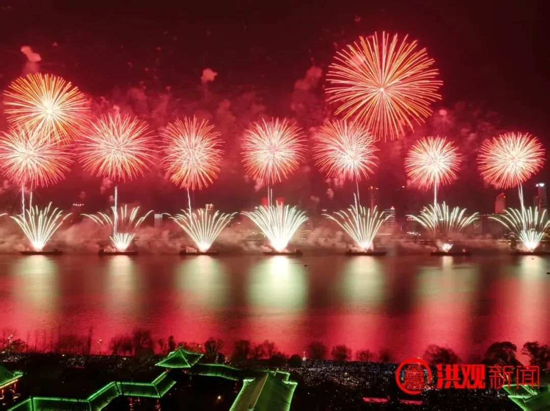 烟花盛宴璀璨绽放 感谢背后的每一位“你”