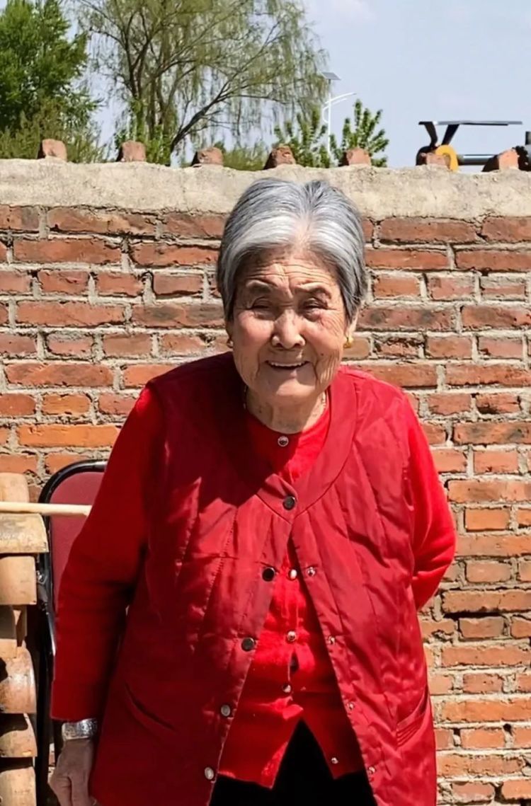 89岁奶奶通过监视器口述出一本家书，孙女：完成爷爷遗愿