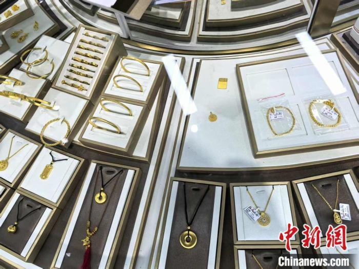 年轻人爱上“打金” 有店铺要排队5小时