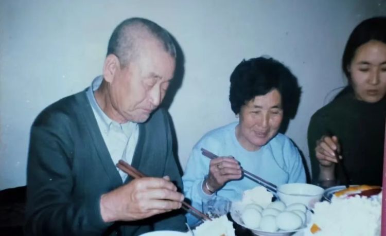 89岁奶奶通过监视器口述出一本家书，孙女：完成爷爷遗愿