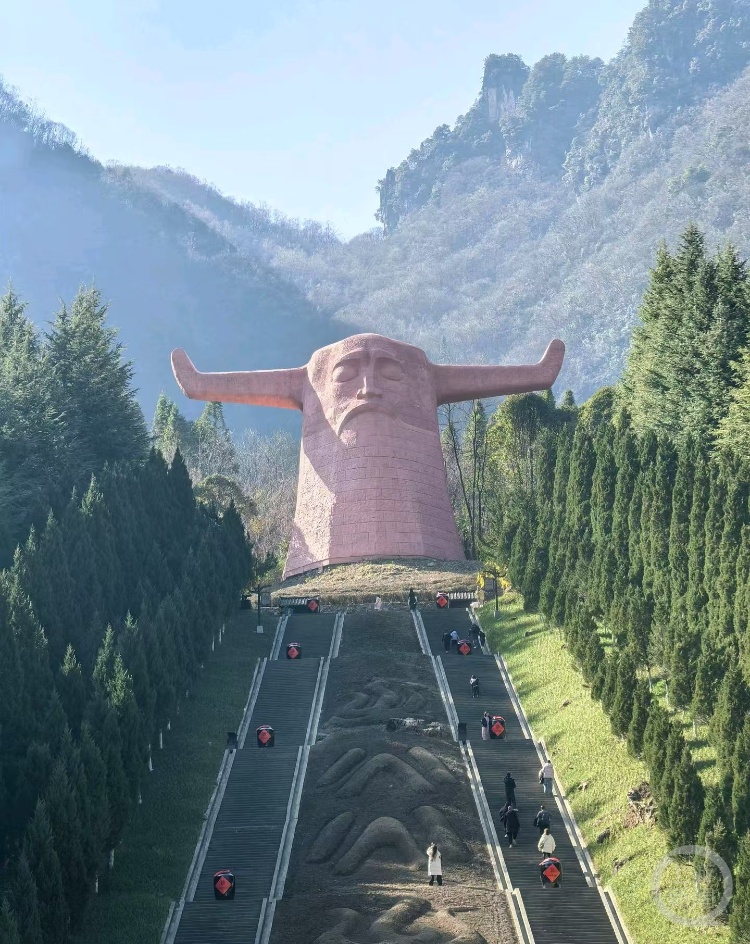 湖北神农架地标神农坛清洗后变红？网友：怎么看着像巴巴爸爸