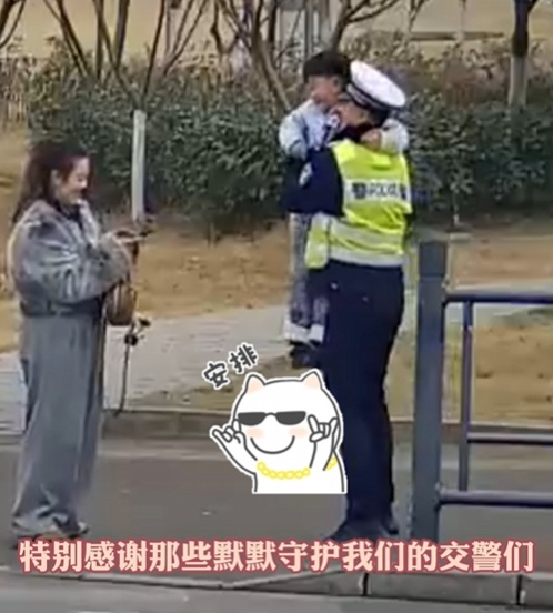 什么？萌娃竟掏出了新年“全部家当”？交警：这个年，超甜！