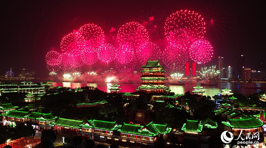 新春走基层丨江西南昌：绚丽烟花迎新春