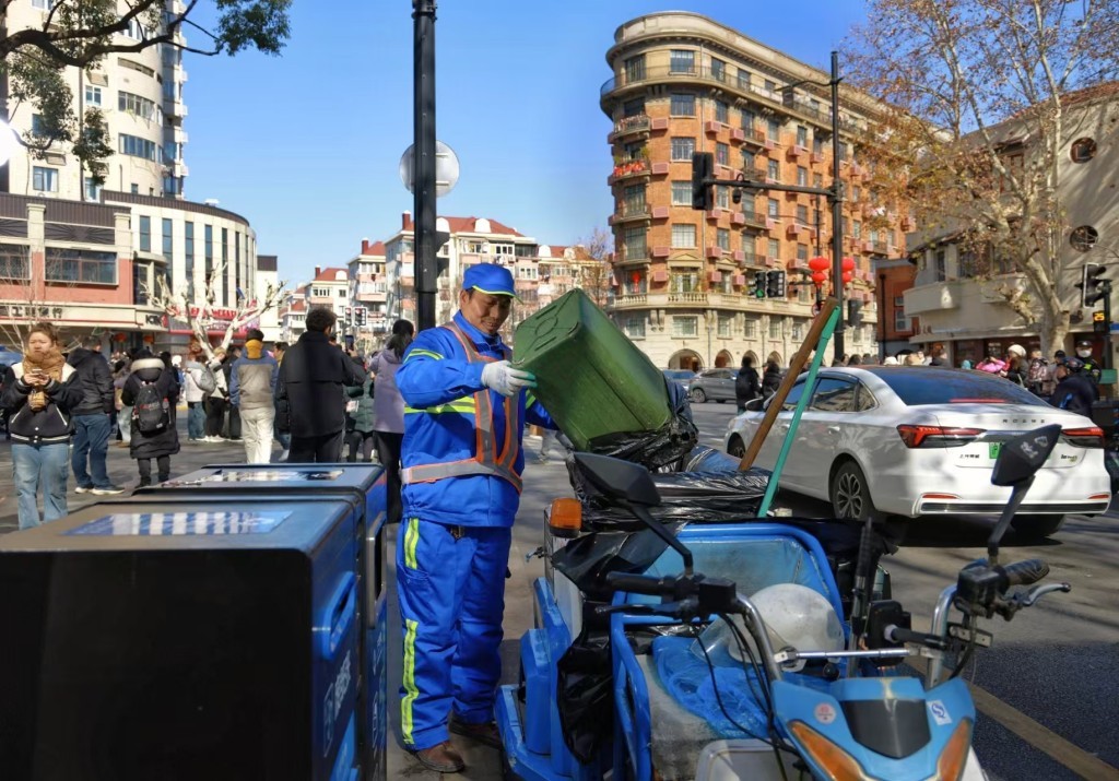 上海岁语｜武康路的环卫工：游客多很热闹，我只想跑快些清理垃圾