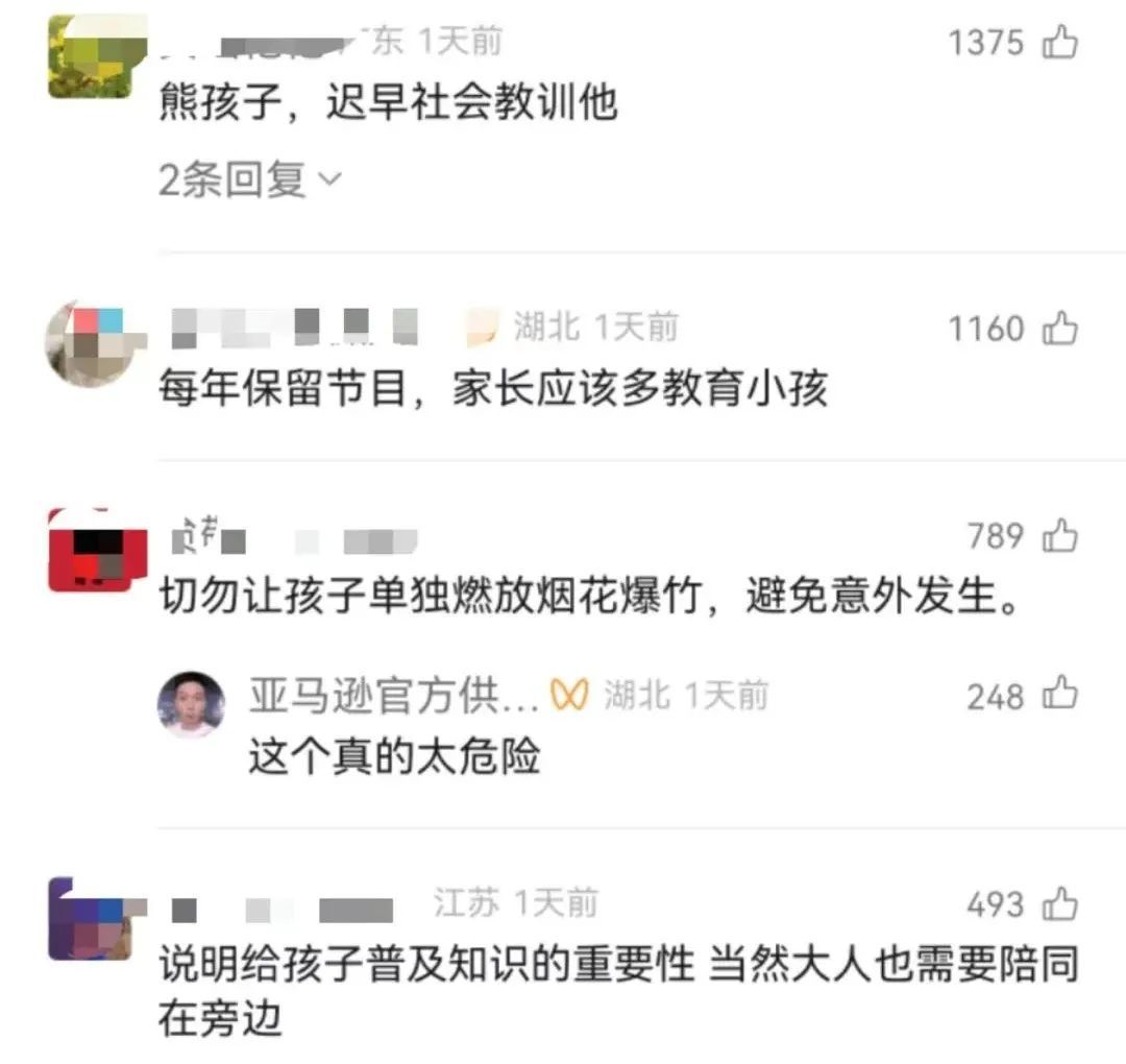 太危险！男孩往化粪池扔鞭炮，四周汽车被炸翻！