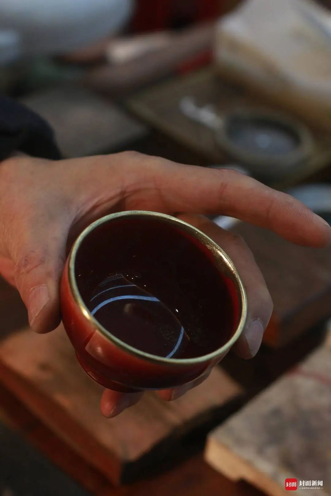 非遗界的“妙手回春” ：他用锔瓷技艺让破碎瓷器“破镜重圆”