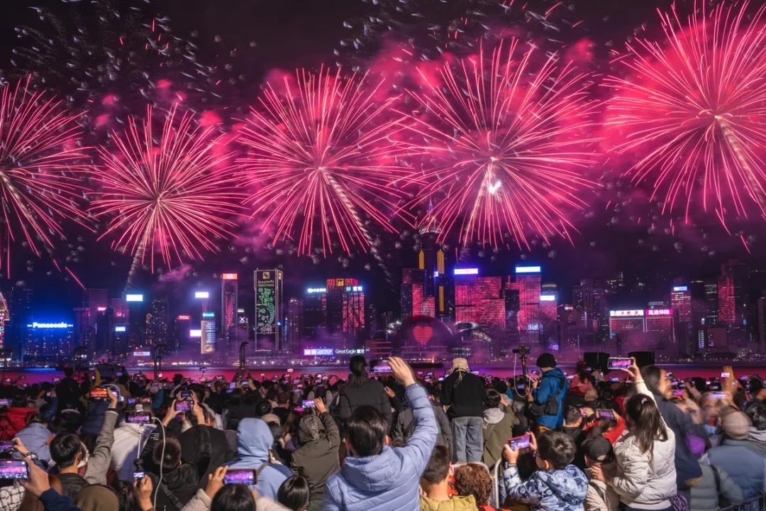 逾25万人齐聚维港两岸，共祝新年好！