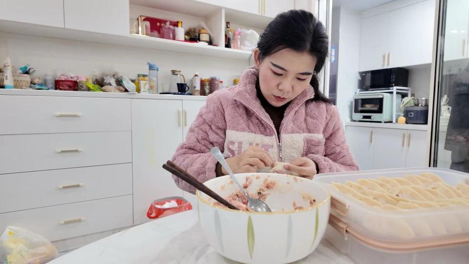 新春走基层｜除夕夜，高铁小夫妻站台上的别样年夜饭