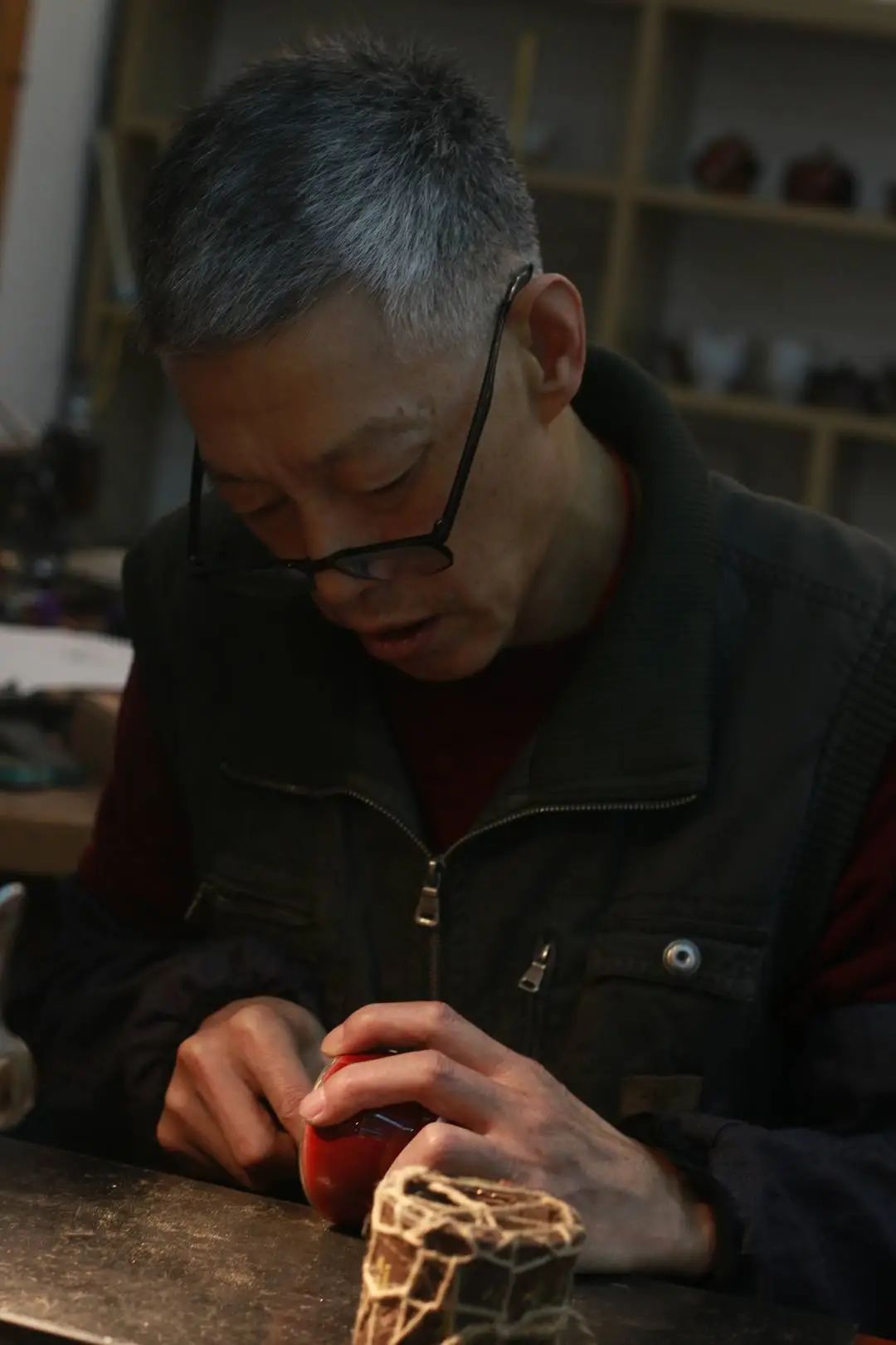 非遗界的“妙手回春” ：他用锔瓷技艺让破碎瓷器“破镜重圆”