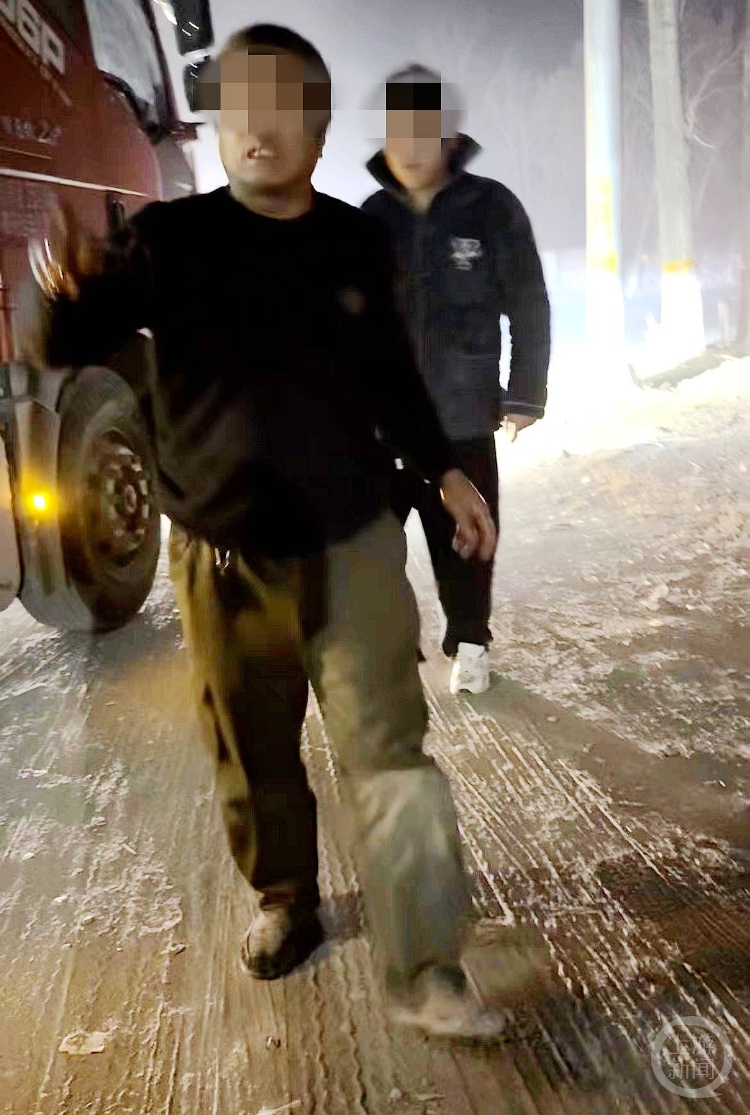 救了一个家庭！河南00后开车狂追5分钟截停起火货车