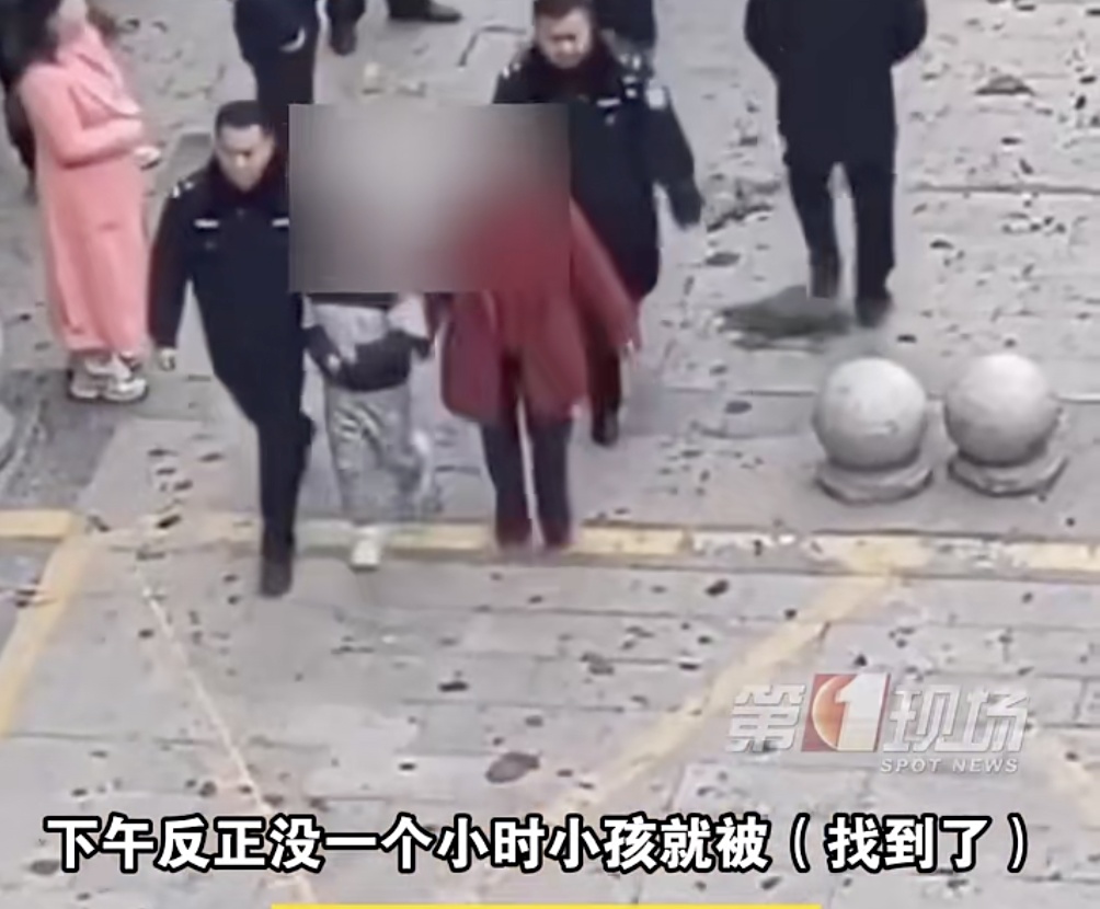 事大了！男孩将鞭炮扔入化粪池引发爆炸，汽车整个掀翻！一片狼藉...