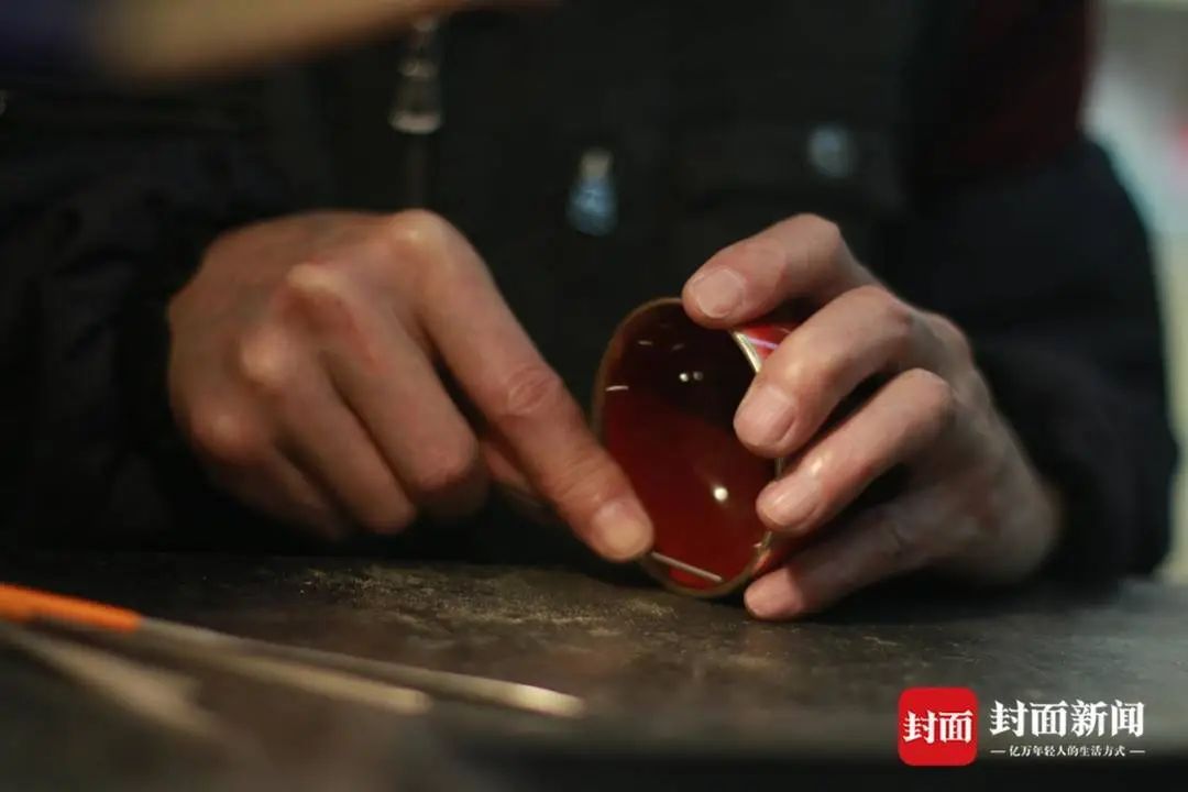 非遗界的“妙手回春” ：他用锔瓷技艺让破碎瓷器“破镜重圆”
