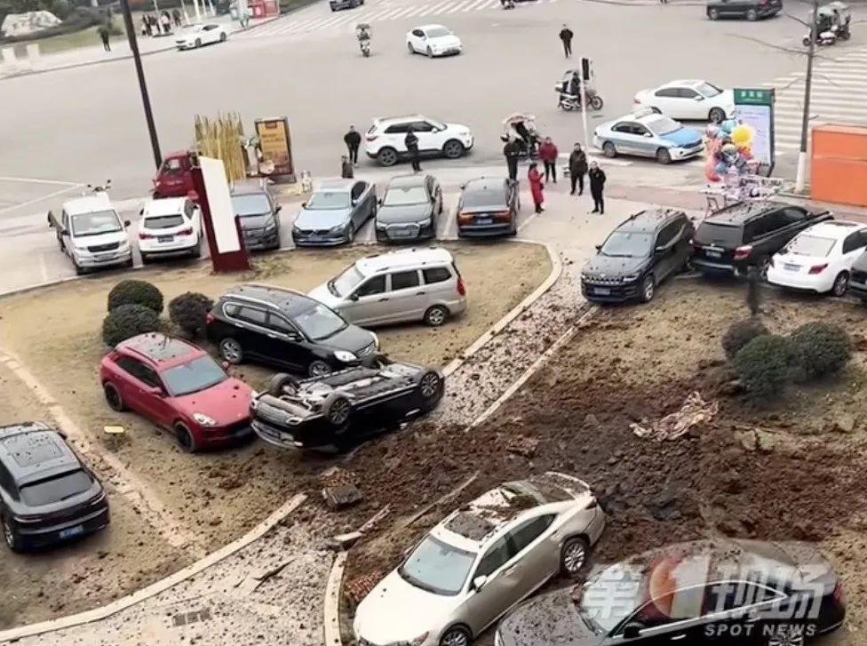 男孩扔鞭炮炸翻多辆汽车,如何赔偿?律师分析 男孩扔鞭炮炸翻多辆汽车,如何赔偿?律师分析