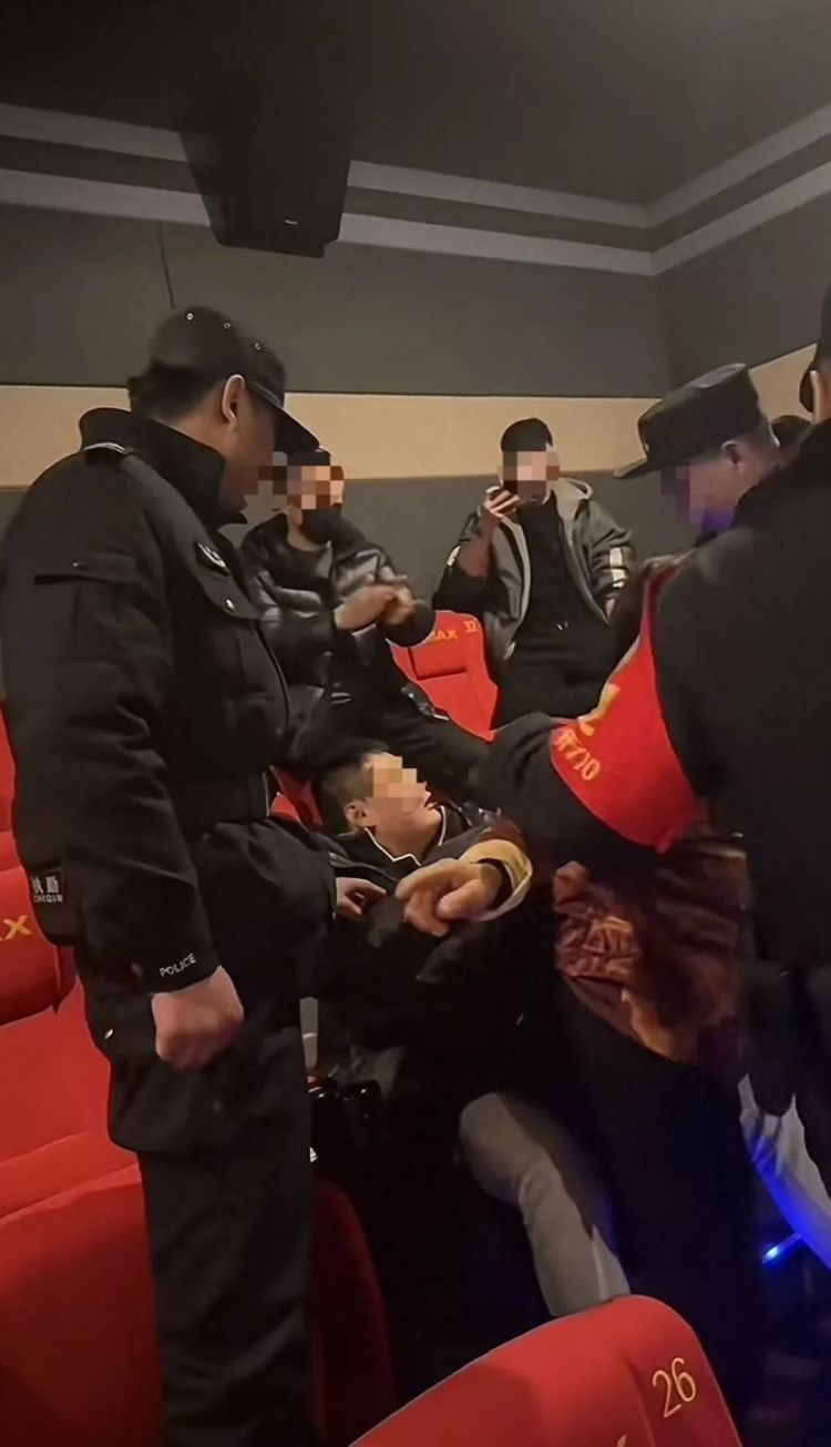 全场怒喊：出去！300多人被迫退票……警方已介入