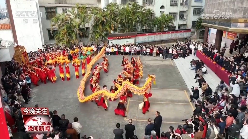 打铁花、千人舞麒麟…… 各地非遗活动让新春更加多姿多彩 打铁花、千人舞麒麟…… 各地非遗活动让新春更加多姿多彩